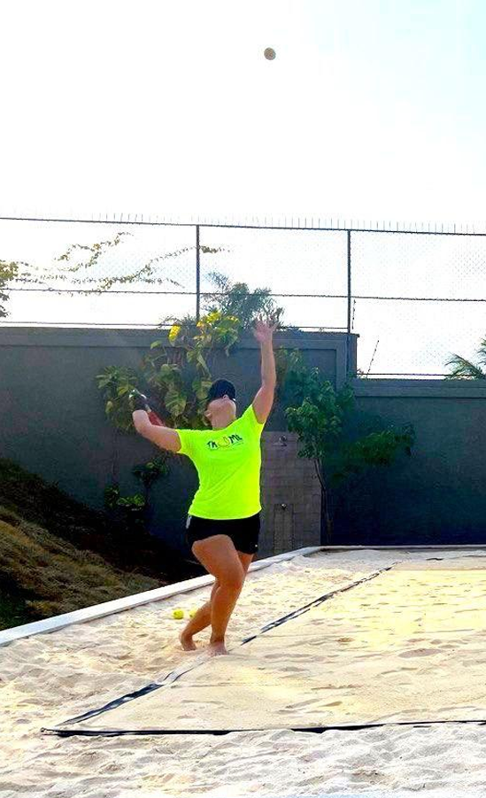 Professora Raissa dando aula de Beach Tennis em Belo Horizonte